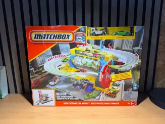 Matchbox Spielset Rotierende Waschstraße mit Die-Cast-Corvette und Abschleppwage